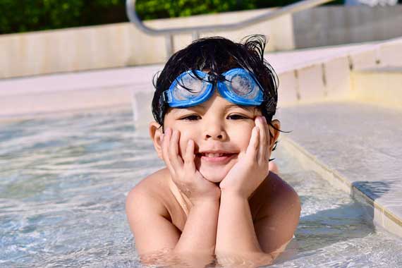 Hoe kan ik mijn kind leren duiken?