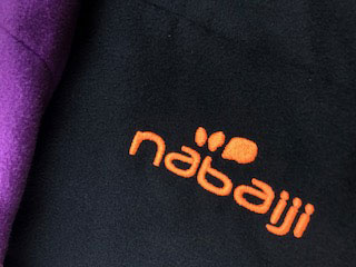 close up stof en embleem Nabaiji badjas