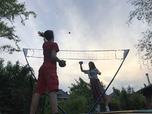 Het spelen met een volleybalnet