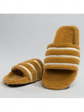 Verouderd comfort Geestelijk Hip: Foute slippers met foute witte sokken